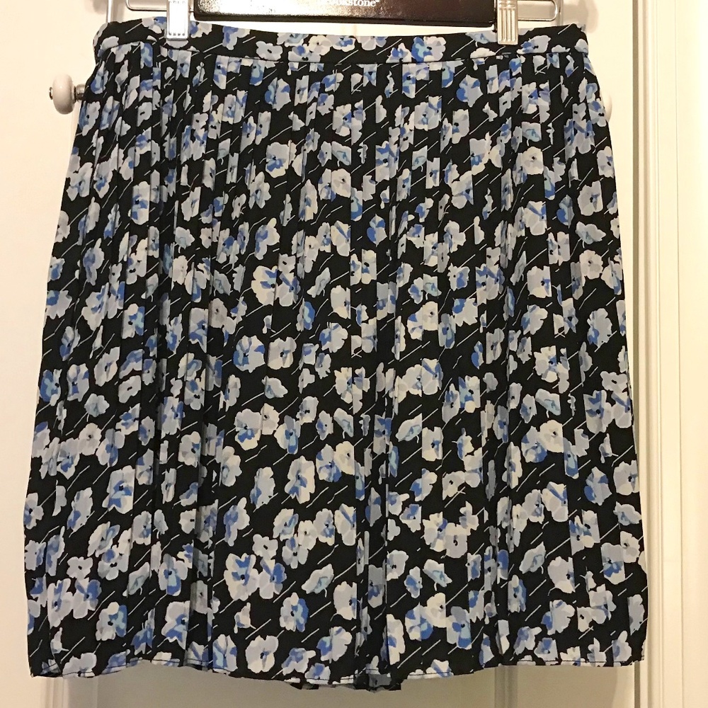 Pretty J. Crew fully-lined navy blue floral pleated skirt (8)